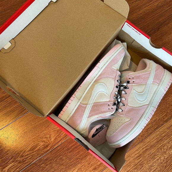 New in Box Women’s Nike Dunk Low LX in Pink Foam size 9 - Picture 3 of 9